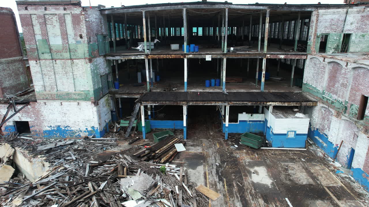 오래 된 버려진 공장의 드론 샷