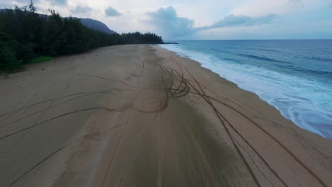 Toma-Aérea-De-Ritmo-Rápido-Con-Drones-De-La-Hermosa-Playa-En-La-Isla-De-Kauai