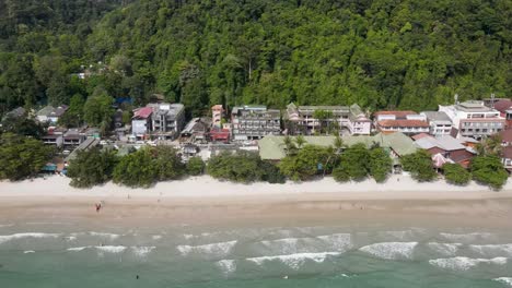 Weißer-Sandstrand-Von-Koh-Chang-Mit-Hotels-Und-Resorts-Direkt-Am-Strand