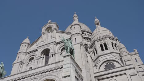 Nahaufnahme-Der-Außenseite-Der-Kirche-Sacre-Coeur-In-Paris,-Frankreich,-Aufgenommen-In-Zeitlupe-1