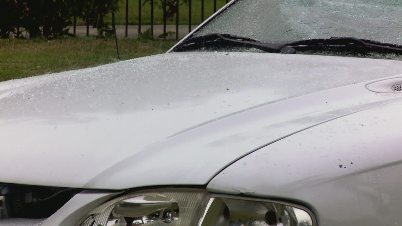 un hombre destruye su coche con un mazo 2