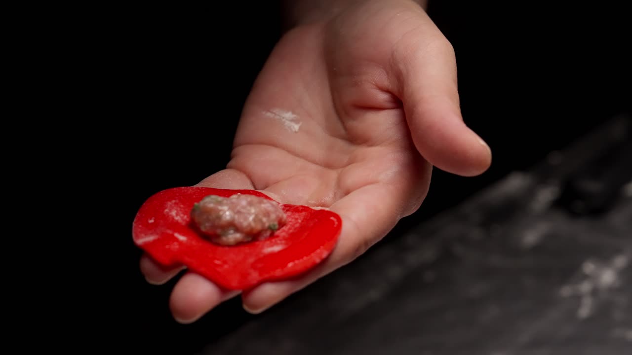 Close-up Tangan Menyiapkan Pangsit dengan Isian Daging