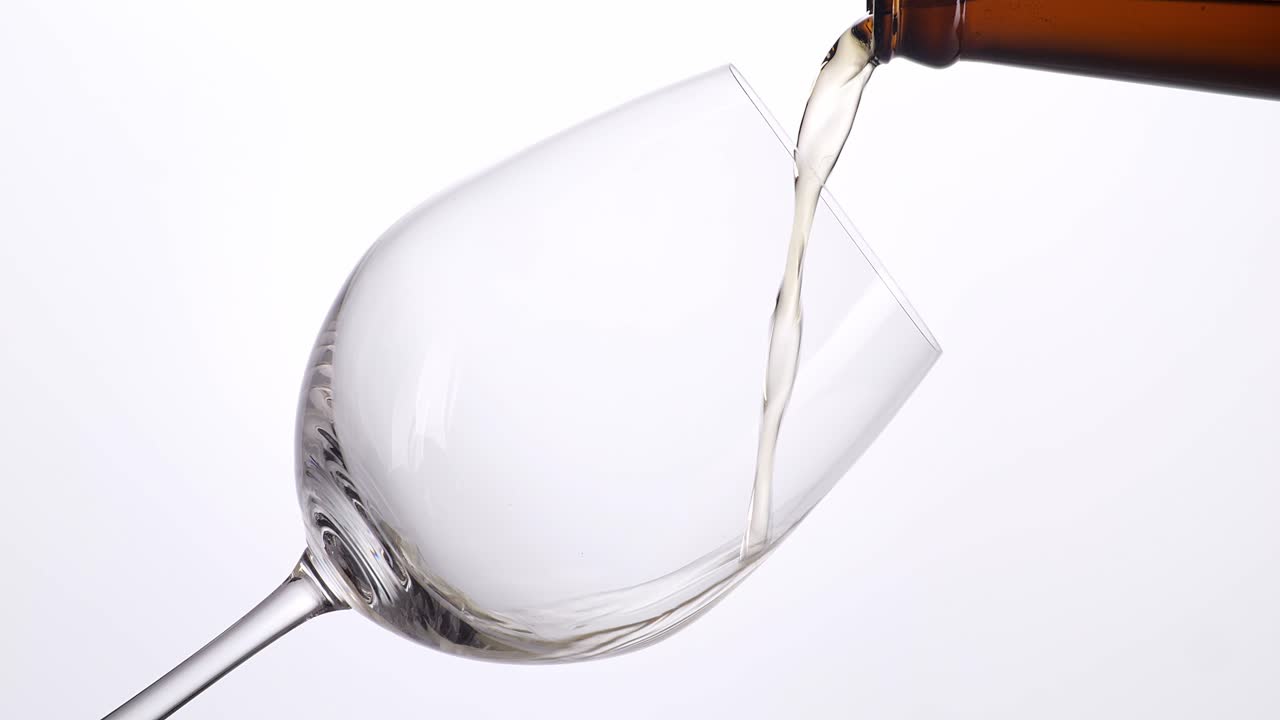La bière est versée dans un verre