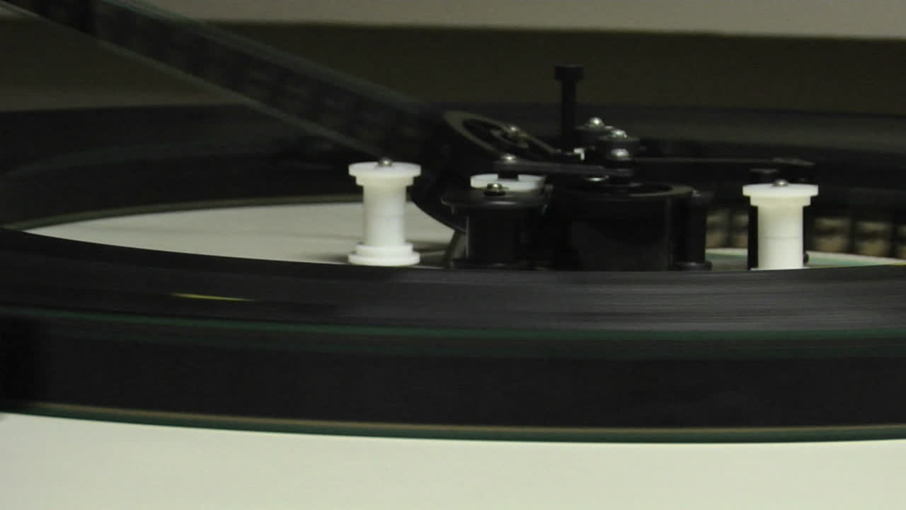 16mm 필름은 평판 프로젝션 플레이트에서 실행됩니다.