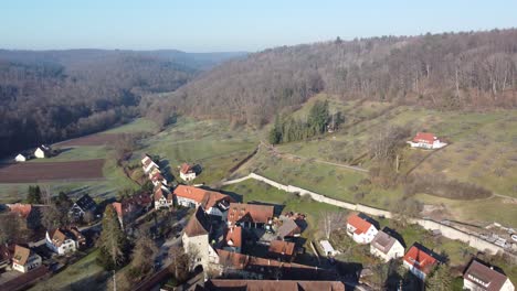 Vista-Aérea-Del-Idílico-Pueblo-De-Bebenhausen-Y-Su-Monasterio-En-El-Borde-Del-Parque-Natural-De-Schönbuch,-Cerca-De-Stuttgart,-En-El-Sur-De-Alemania