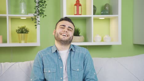 retrato de un joven feliz, loco y enérgico.