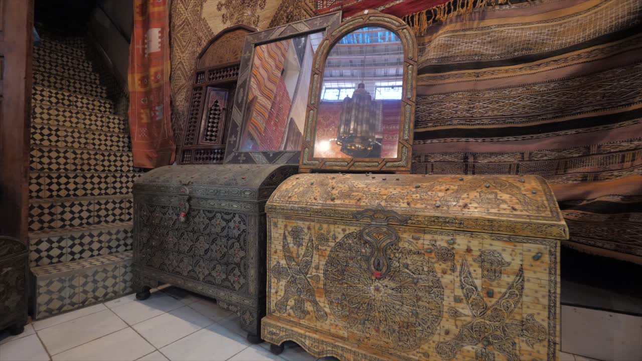 빈티지 보물 상자, 거울, 카펫이 있는 보물 창고