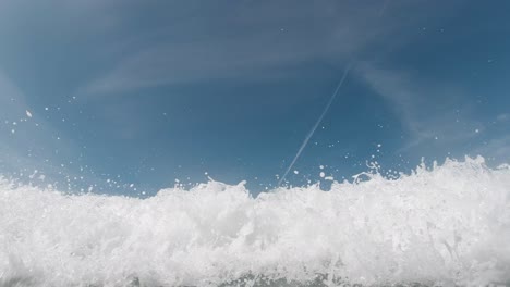 Olas-De-Surf-En-Cámara-Lenta-Rompen-Sobre-La-Cámara