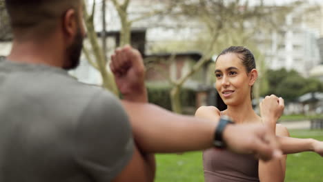 Amigos,-Correr-Y-Estirar-Los-Brazos-Para-Hacer-Ejercicio