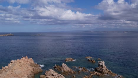 Toma-De-Establecimiento-De-La-Madre-Naturaleza-Que-Muestra-Un-Vasto-Azul