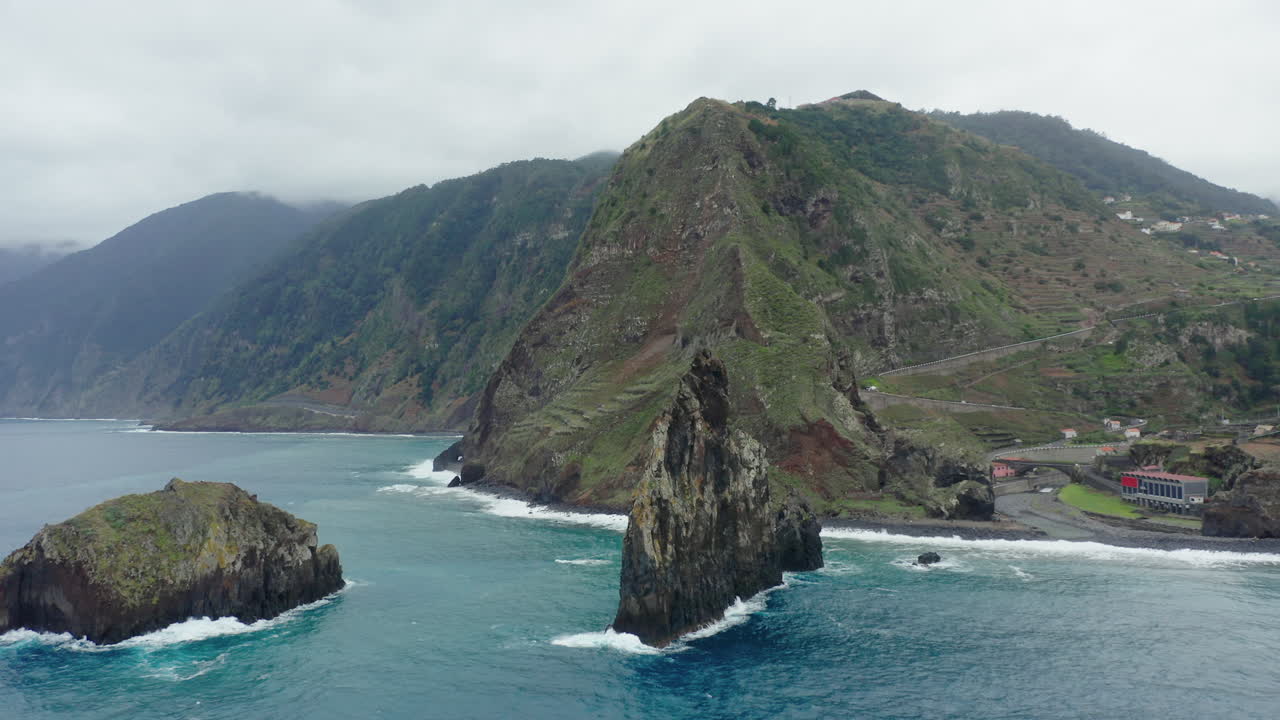 ribeira da janela porto moniz seixal madeira disparo de dron vuela hacia las rocas con las olas del océano en un día nublado