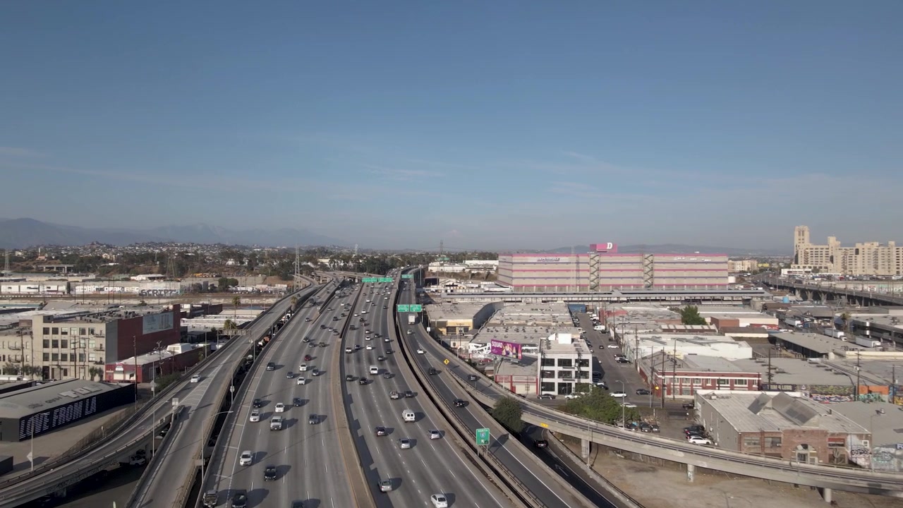 Vista aerea dell'autostrada e della città di Los Angeles