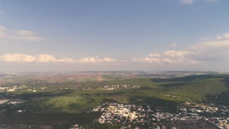 Luftaufnahme-über-Das-Weite-Land-Des-Naturreservats-Und-Der-Stadt-In-Los-Canos-De-Meca