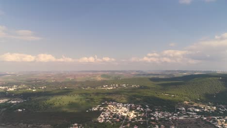 vista aérea sobre la vasta tierra de reserva natural y ciudad en los canos de meca