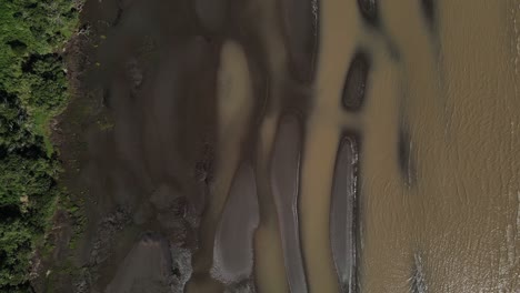 Overhead-aerial-push-in-of-sandbanks,-shallow-water-by-Rio-de-la-Plata