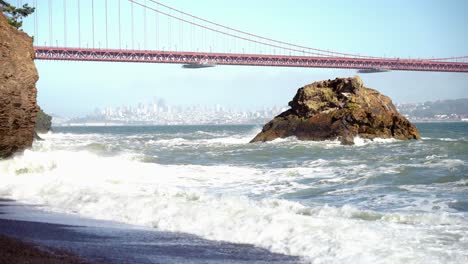 hermosa vista panorámica de la playa de san francisco y el puente golden gate mientras las olas rompen en la roca y la orilla