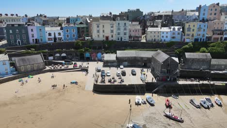 Ciudad-Costera-Del-Puerto-De-Tenby-En-Pembrokeshire,-Gales,-Imágenes-Aéreas-De-4k