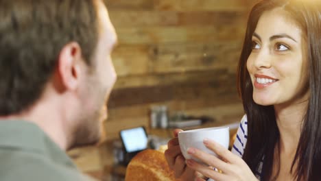 pareja tomando café en el café 4k