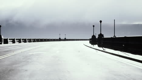 Beleuchtete-Leere-Straßenbrücke-Im-Nebel