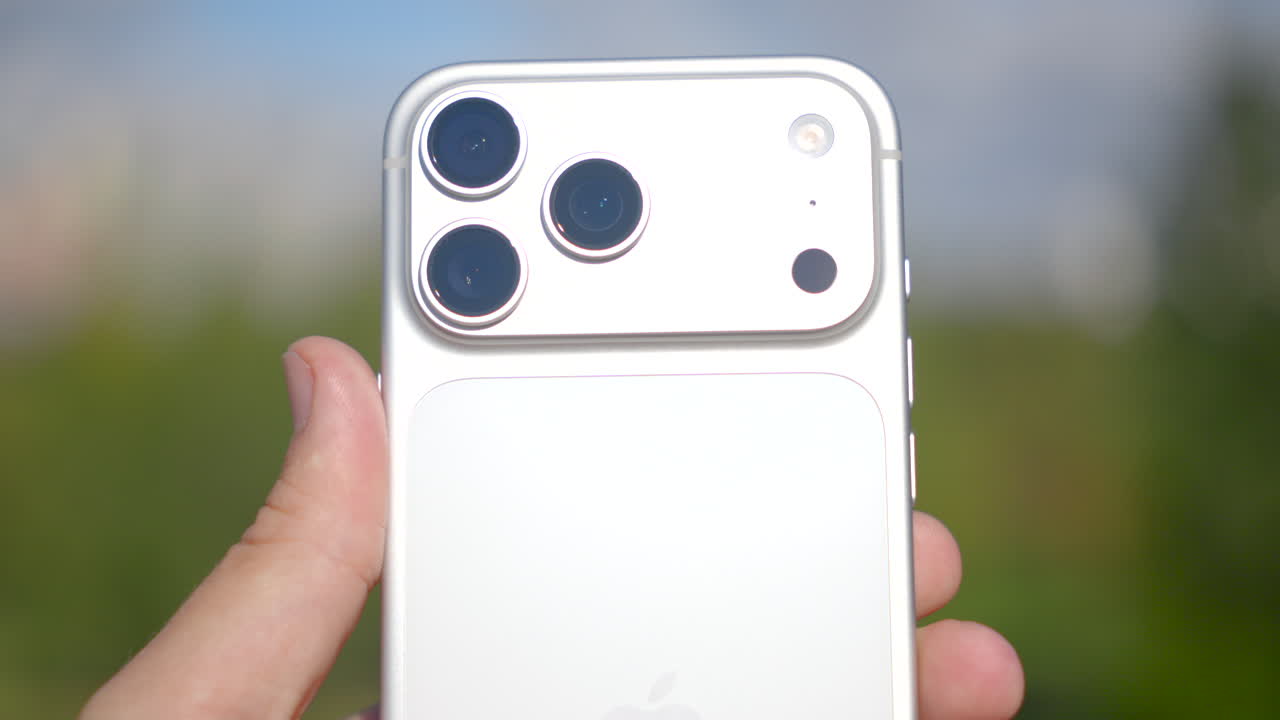 Smartphone with multiple cameras