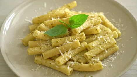 pesto rigatoni 義大利麵和帕爾梅桑奶酪 - 意大利美食和素食風格