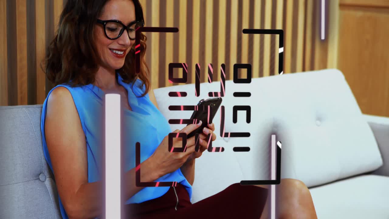 animación de código qr sobre una mujer de negocios biracial que usa un teléfono inteligente