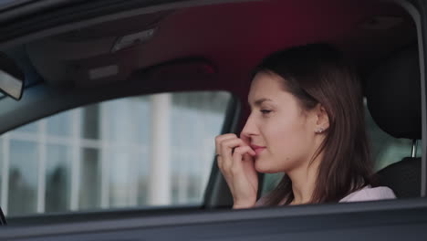 mujer conduciendo, estresada y molesta