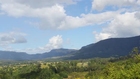 lapso de tiempo de las nubes que se mueven sobre el paisaje montañoso