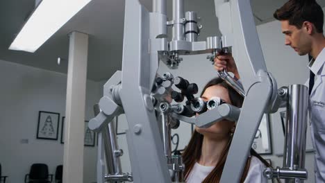examen ocular con equipos avanzados