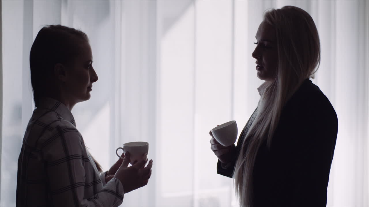 ofiice 컨설팅 프로젝트 비즈니스 개념 1에서 짧은 커피 휴식을 취하는 두 명의 경제인