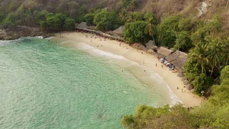 Luftschollen-Seitlich-Zeigen-Schöne-Playa-Carrizalillo,-Puerto-Escondido-Mexiko