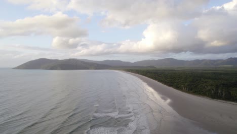 Playa-Idílica-En-El-Parque-Nacional-Daintree-En-El-Extremo-Norte-De-Queensland,-Australia---Toma-Aérea-De-Drones