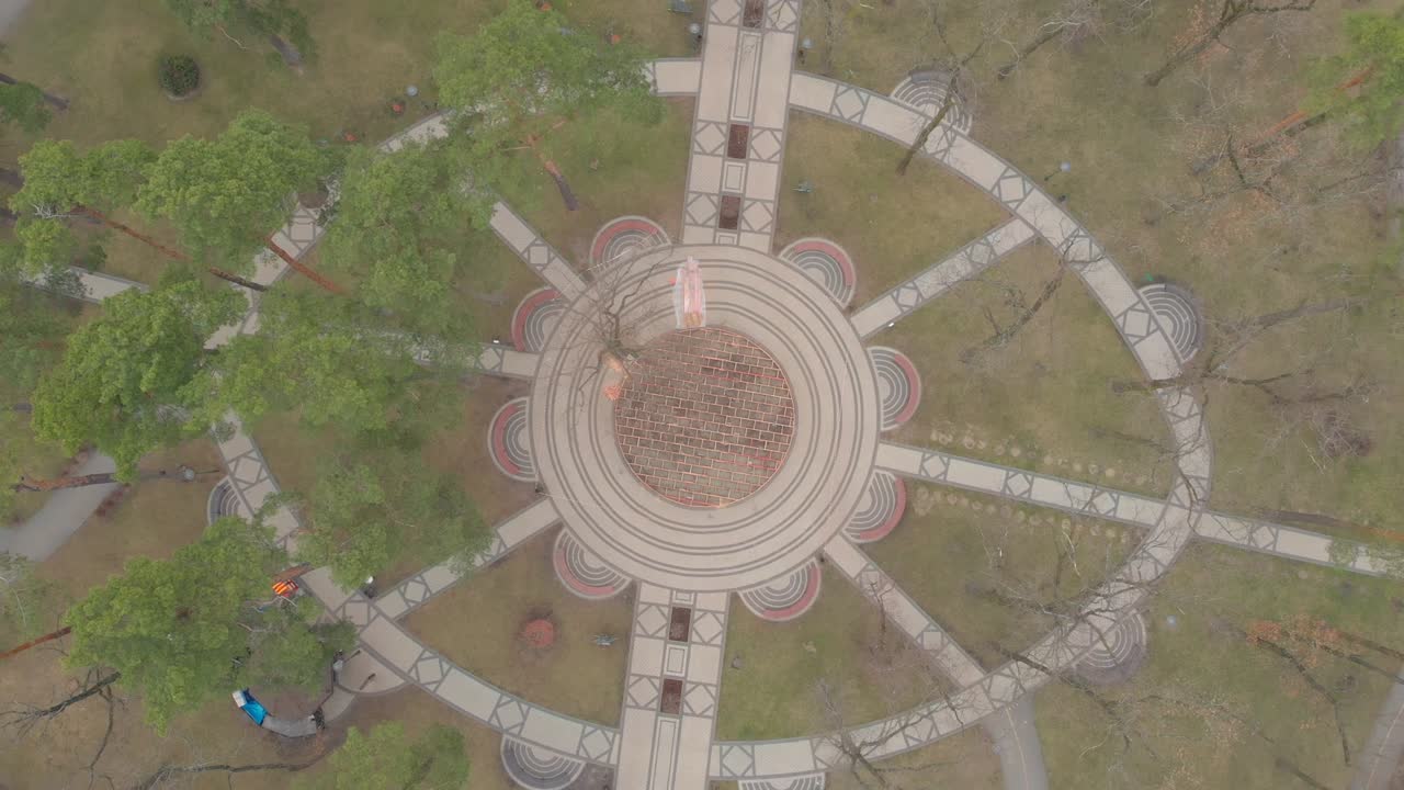 patrón de sol en el callejón del parque