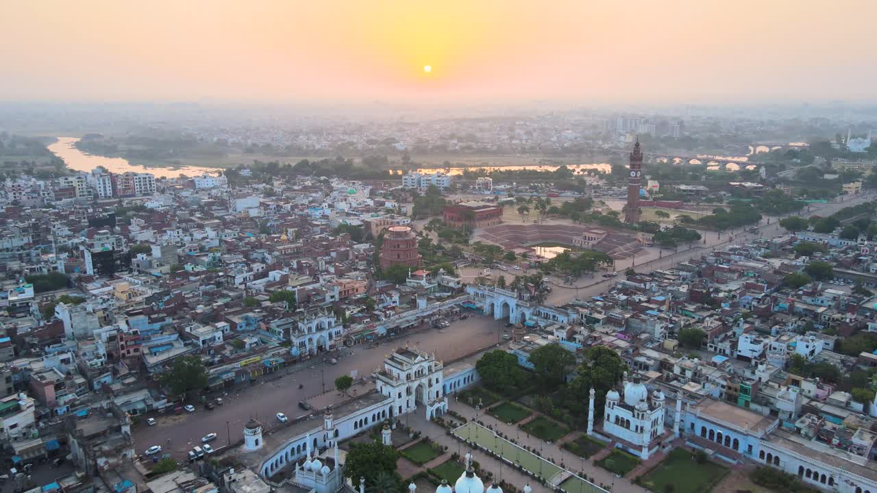 impresionante vista aérea de lucknow, mostrando la torre del reloj en el corazón de la ciudad con calles vibrantes.