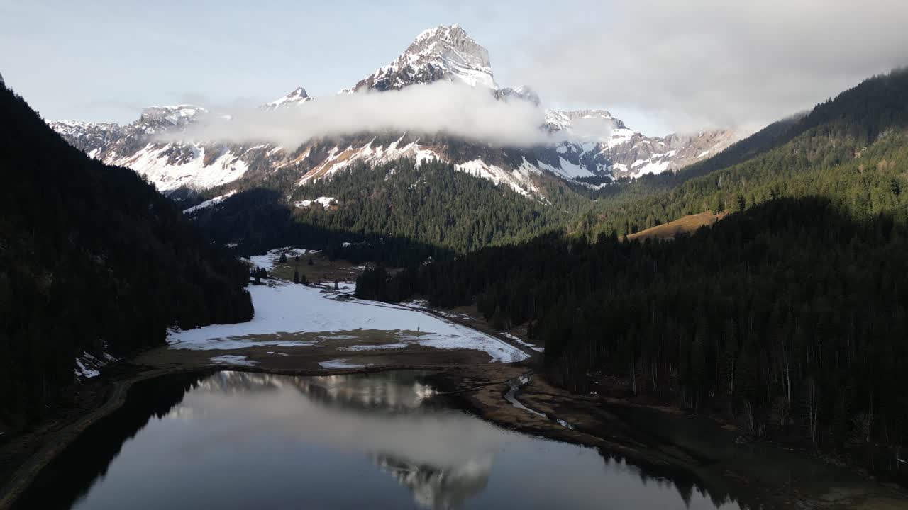 obersee glarus suiza hermoso paisaje de los alpes suizos desde un avión no tripulado