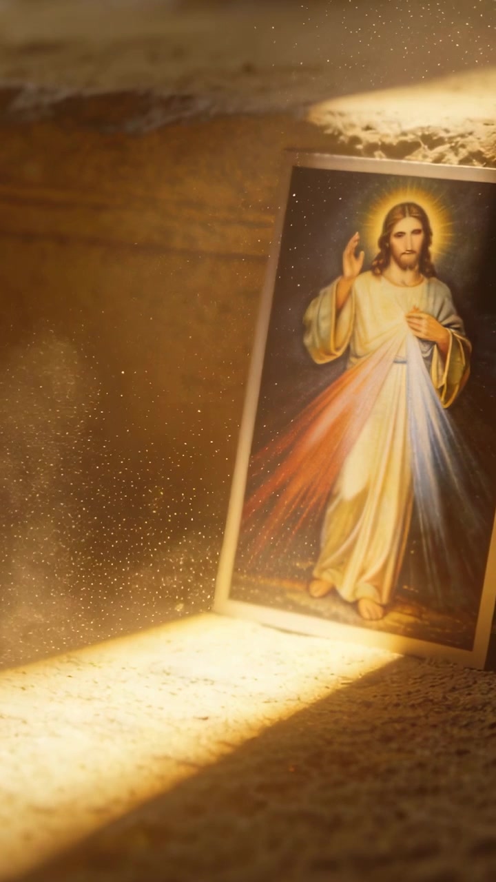 Video verticale: Raggio di sole che si sposta illuminando una stampa ammantata in una nicchia, rivelando raggi rossi e blu, spazio per il testo.