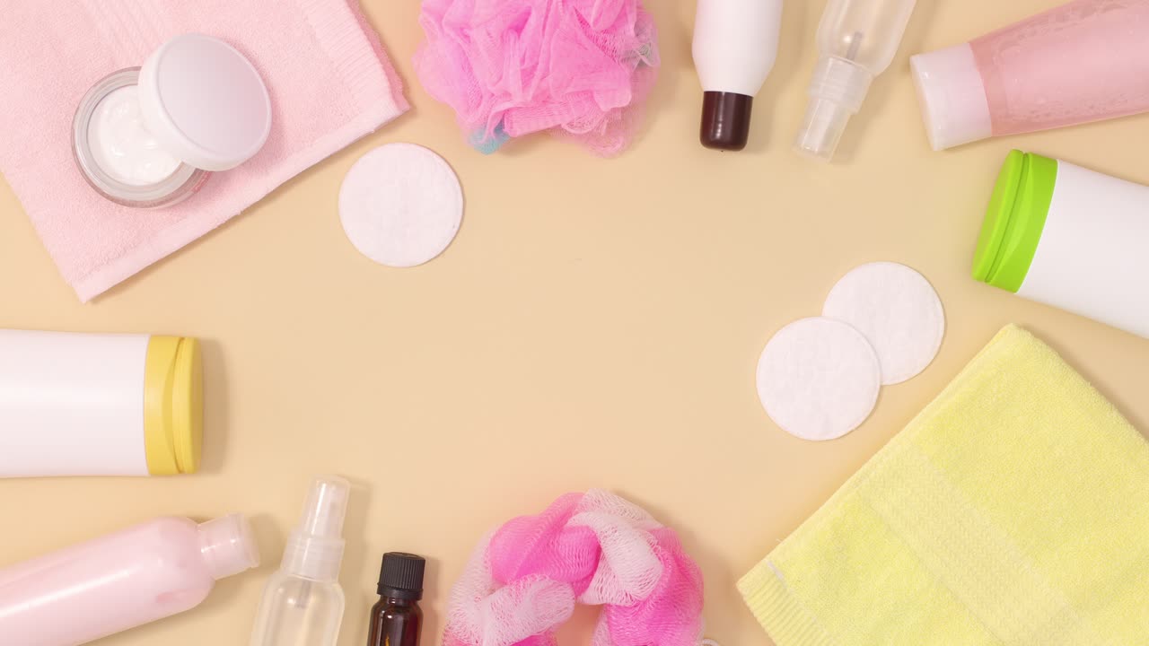 피부 관리, 웰니스 및 스파 미용 제품은 복사 공간과 함께 베이지 바탕에 창의적인 프레임을 만니다.