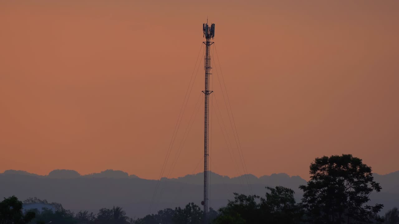 하늘과 구름의 움직임은 빛과 해가 지는 배경의 광선에