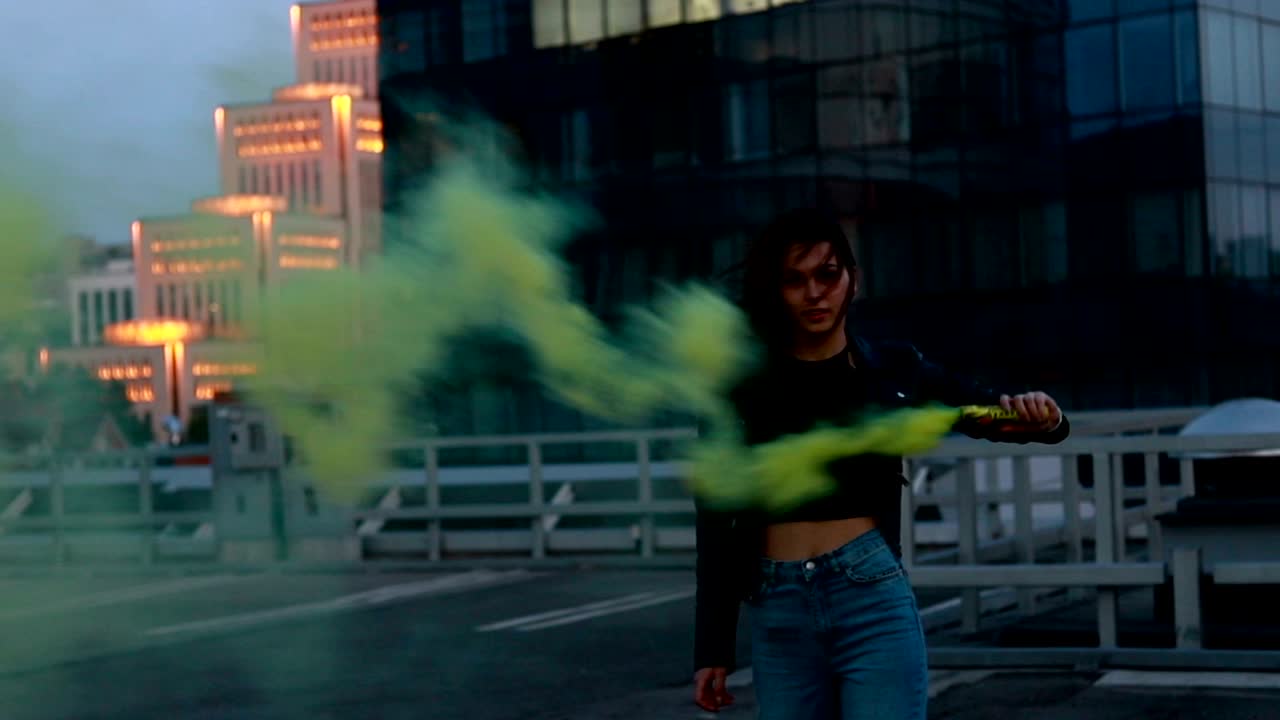 una donna fa un segnale di emergenza. una ragazza hipster con una bomba fumogena.