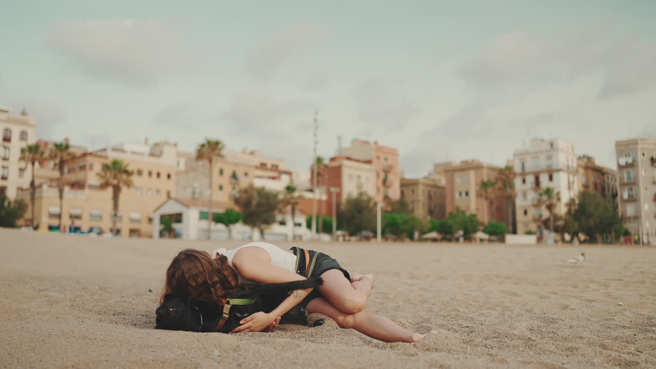 Donna e cane si rilassano su una spiaggia