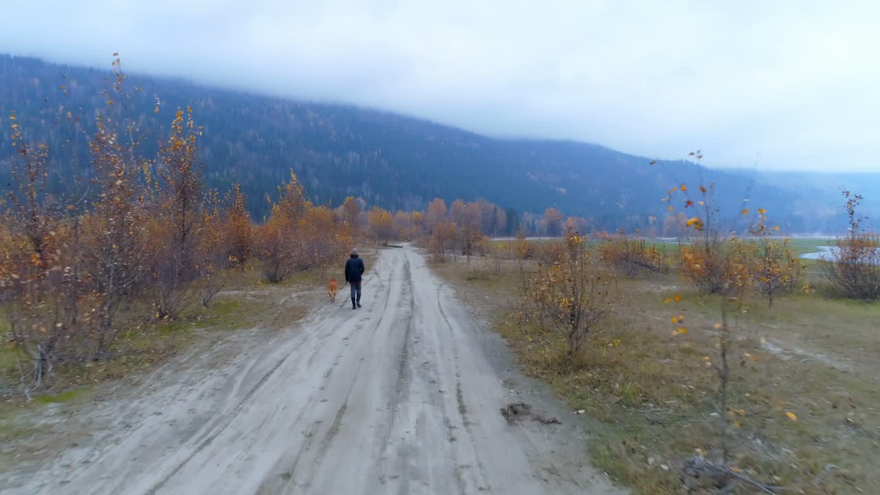 ⁇  트랙 4k에서 개와 함께  ⁇ 고 있는 남자