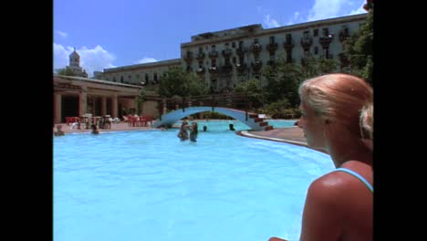 vida junto a la piscina en un resort cubano en la década de 1980