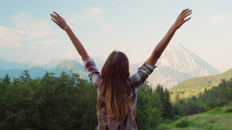 Woman-hiking-holiday.-Woman-hiking-to-mountain