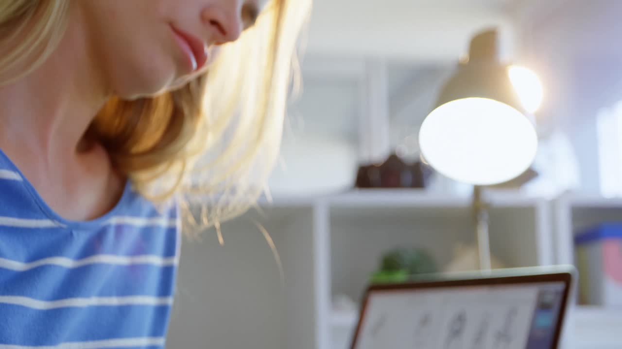 사무실 4k의 책상에서 그래픽 태블릿을 사용하는 백인 여성 패션 디자이너의 측면 뷰