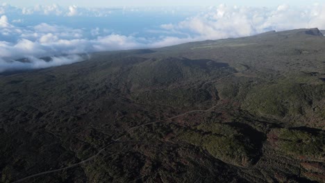 Imágenes-De-Drones-De-Las-Montañas-Con-Una-Pequeña-Carretera-Cerca-Del-Piton-De-La-Fournaise