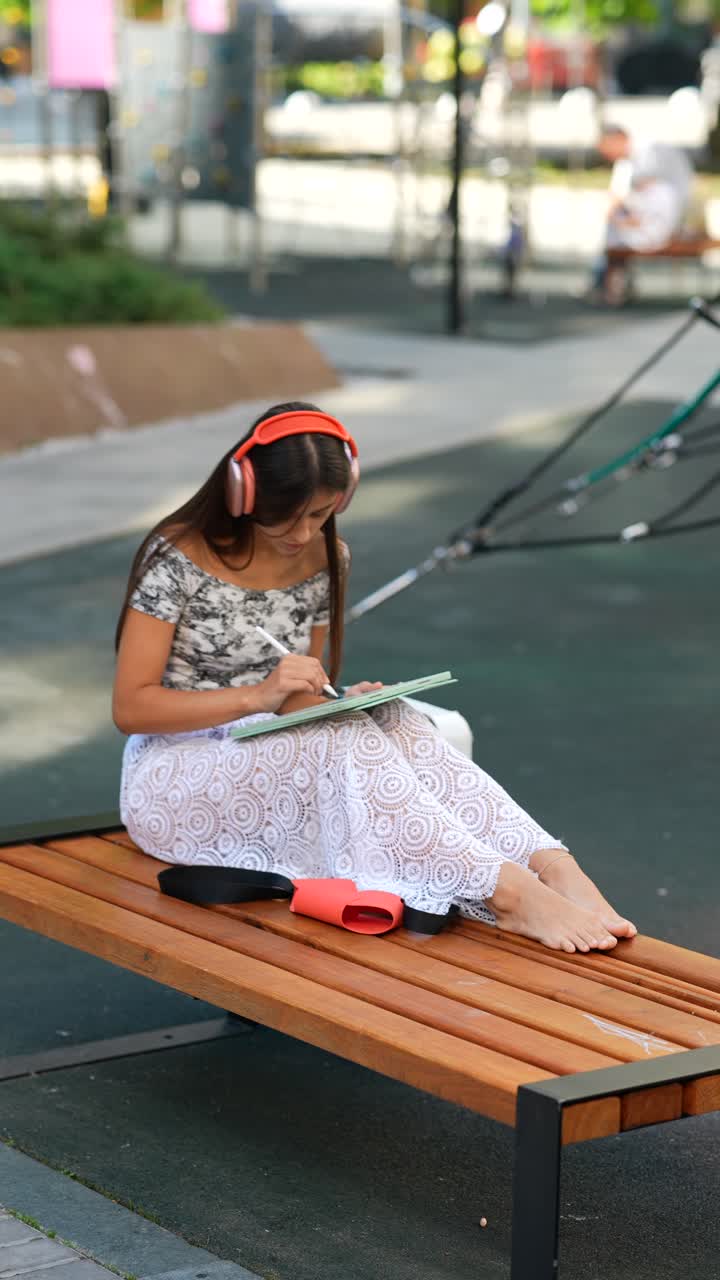 mujer estudiando al aire libre
