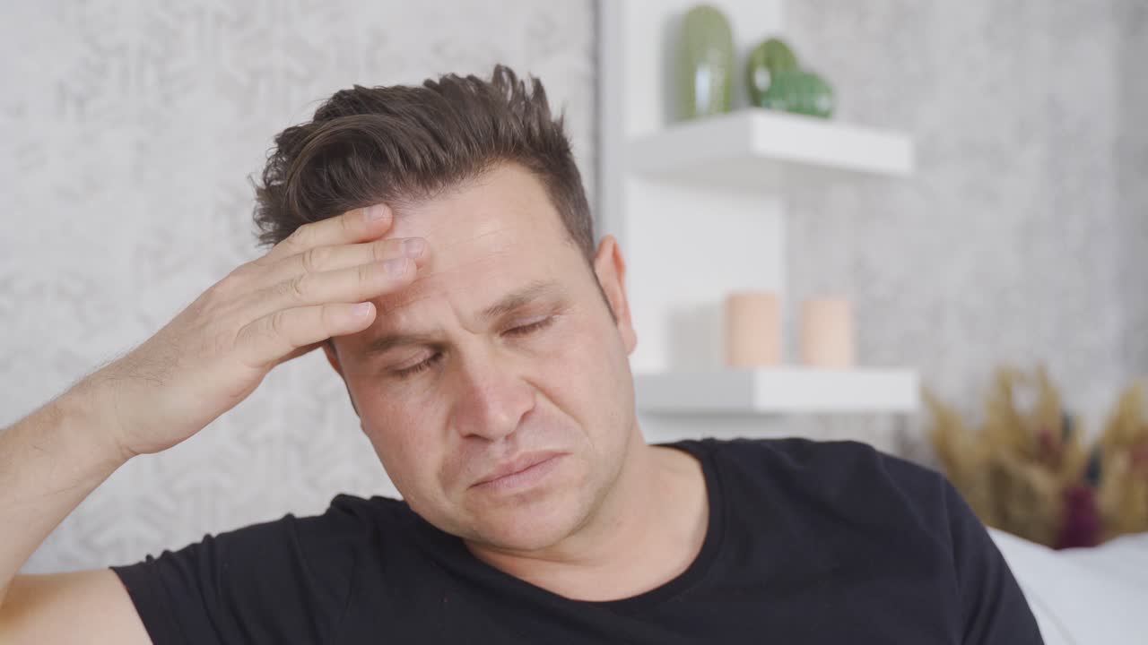 hombre con dolor de cabeza, migraña.