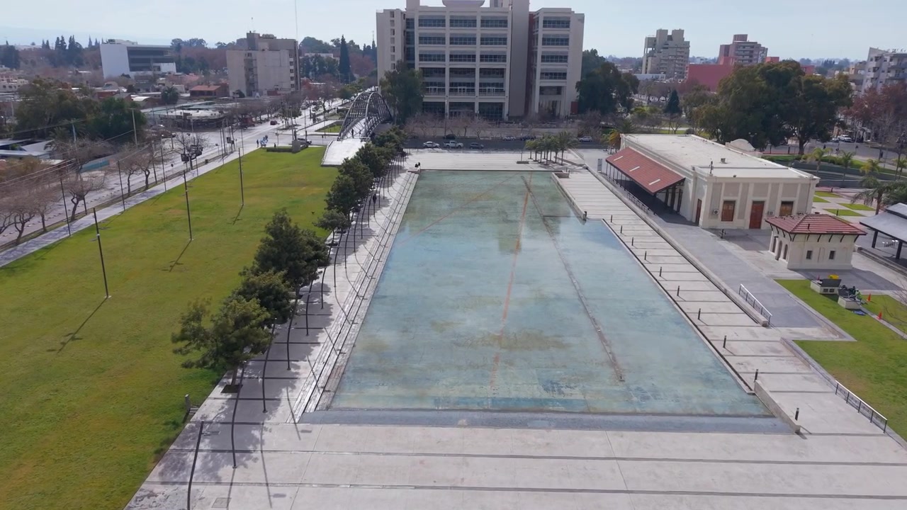 Plaza del Bicentenario con Prati e Specchio d'Acqua a San Juan, Argentina, Sorvolo con Drone Verso lo Specchio d'Acqua e gli Alberi Ombrose