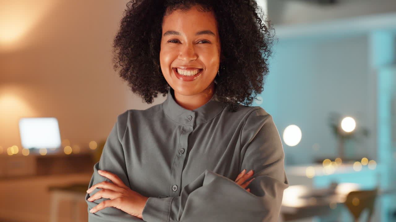 mujer de negocios, retrato y sonrisa por la noche