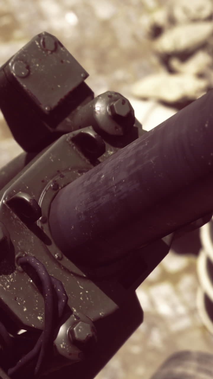Visuale dettagliata di un'arma militare in un ambiente di combattimento urbano durante il giorno